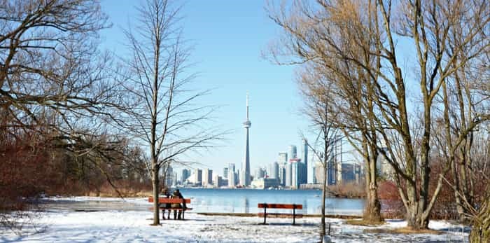 Toronto seen from Wards Island on a freezing day / Shutterstock