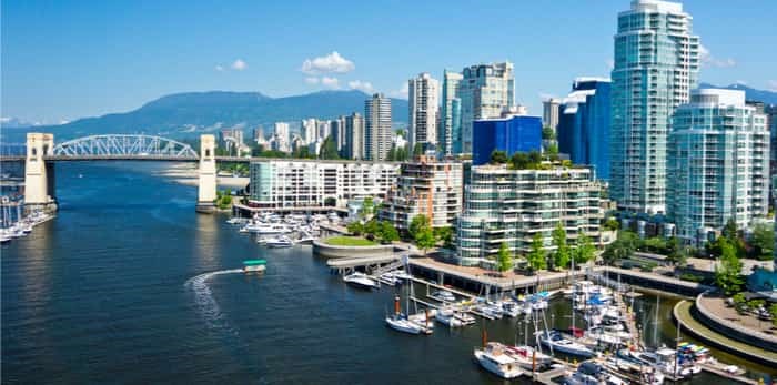  Beautiful view of Vancouver, British Columbia / Shutterstock
