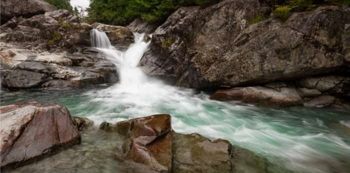  Nature landscape of a waterfall and river flowing in a canyon. Picture taken in Widgeon Falls / Shutterstock
