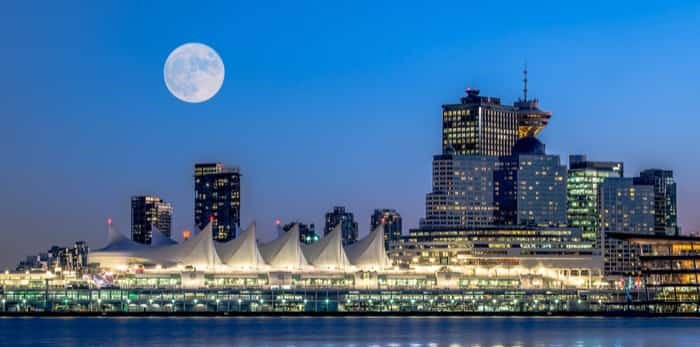  Full moon in Vancouver / Shutterstock