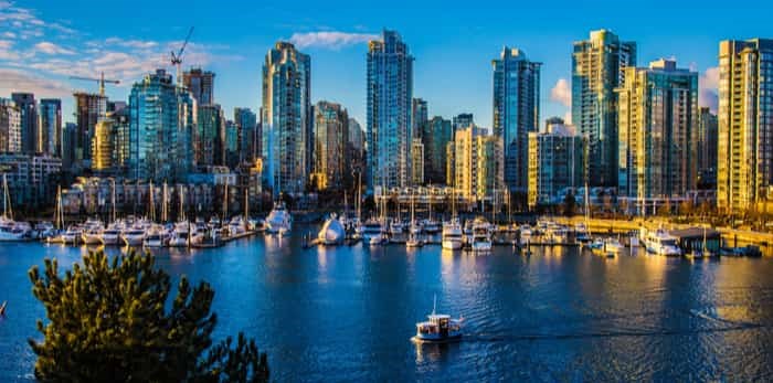  Beautiful view of Vancouver, British Columbia, Canada / Shutterstock