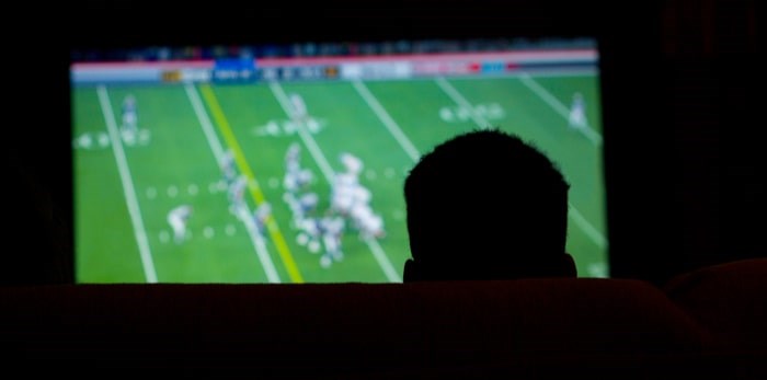  Watching football/Shutterstock
