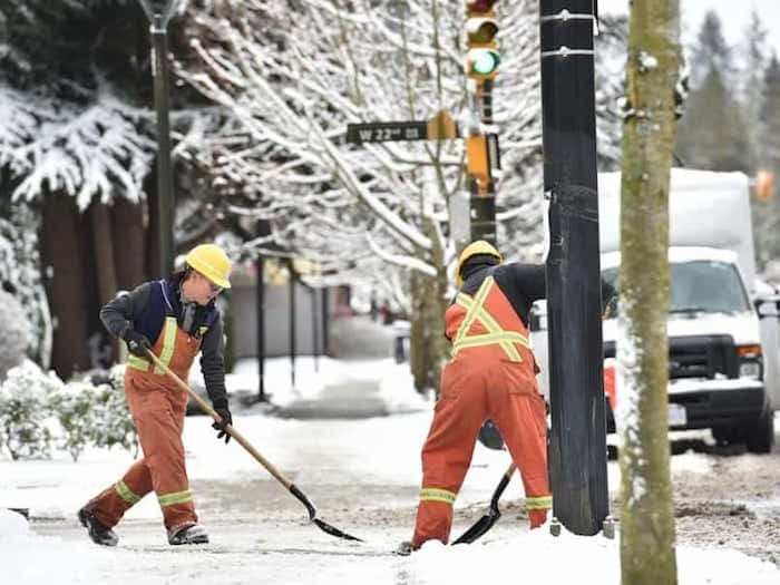  Vancouver city crews clearing snow along Cambie Street Monday morning. Photo Dan Toulgoet