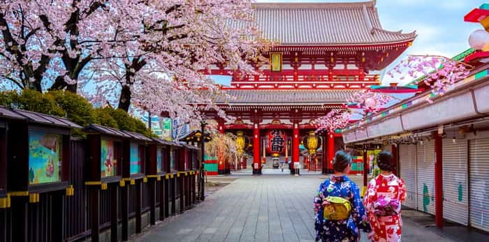  Two geishas wearing traditional Japanese kimono among Sensoji Temple in Asakusa Tokyo, Japan / Shutterstock