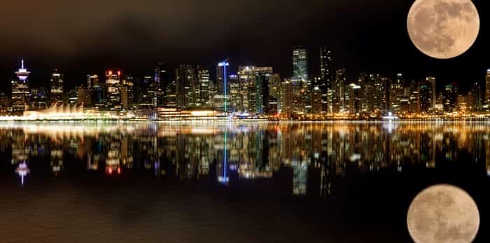  Full moon over Vancouver / Shutterstock