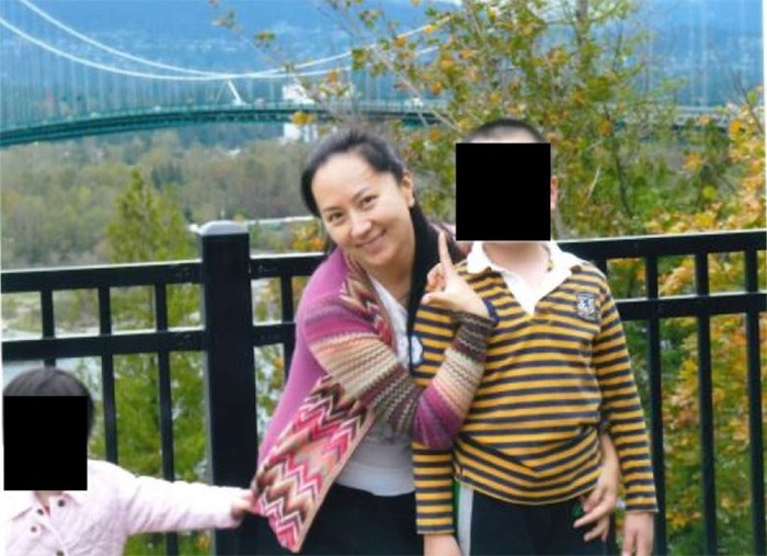  Huawei CFO Meng Wanzhou poses with her children with the Lions Gate bridge. She claims to have meaningful connections to Vancouver. (B.C. Supreme Court)