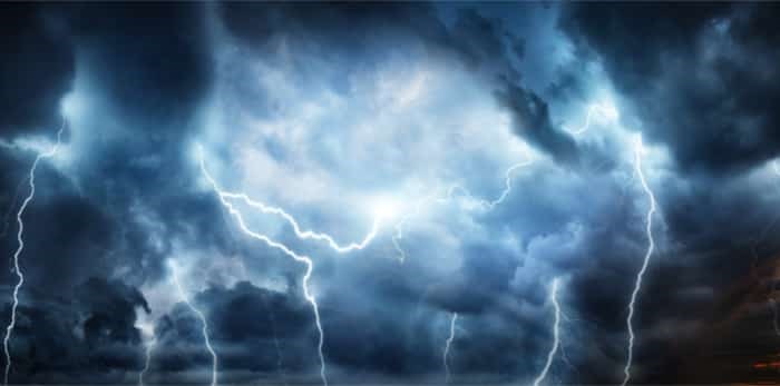  Lightning thunderstorm flash / Shutterstock