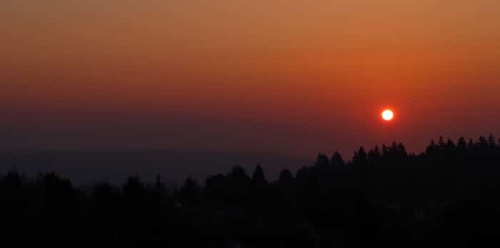  Hazy sunrise in Vancouver, red sun through the wildfire smoke / Shutterstock