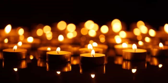  Candlelit vigil / Shutterstock