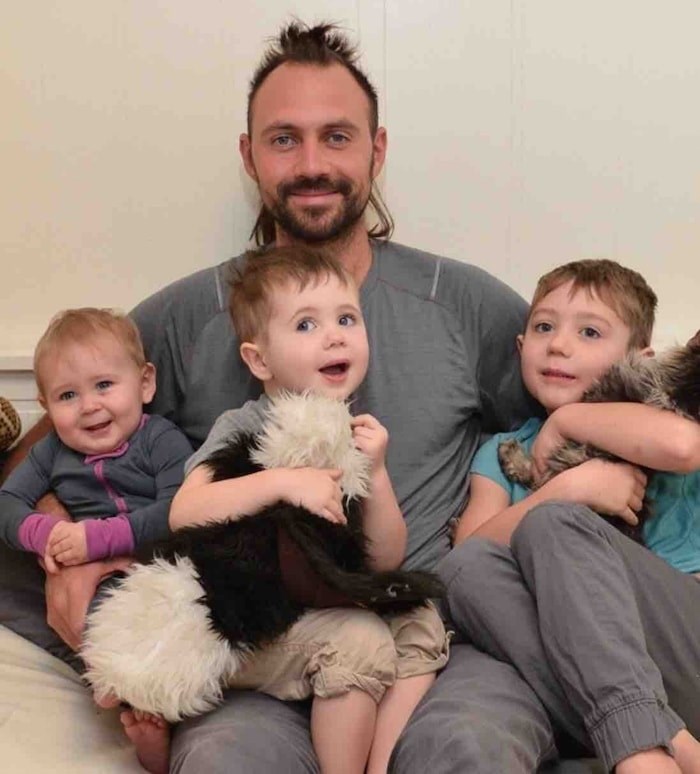  Aron Koel and his three kids. Photo via GoFundMe