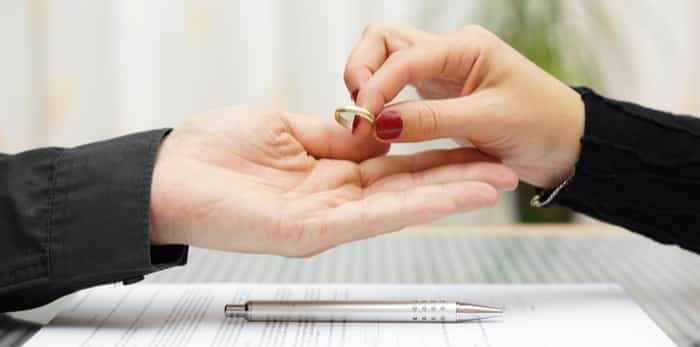  Woman returned wedding ring to husband / Shutterstock