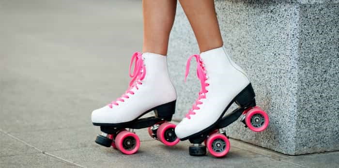  Woman's legs in a vintage roller skates / Shutterstock