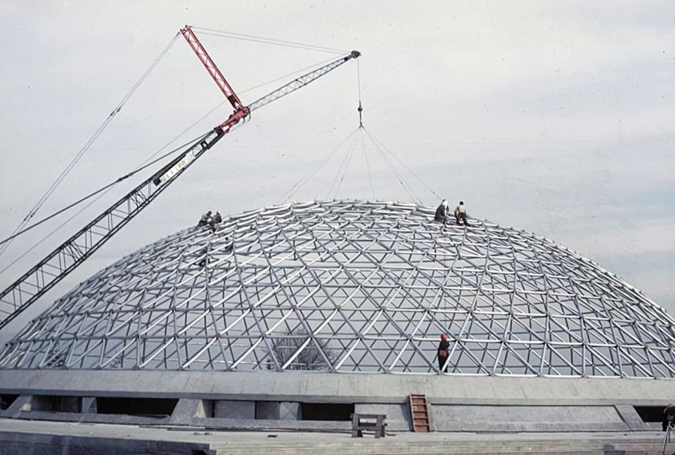  The triodetic dome is made up of 2,324 pieces of five-inch extruded aluminum tubing and 1,490 Plexiglas bubbles. Photo Charles Coupar