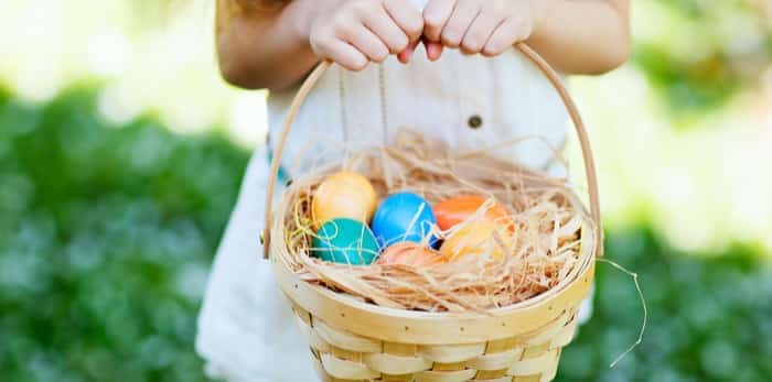  Close up of colourful Easter eggs in a basket / Shutterstock