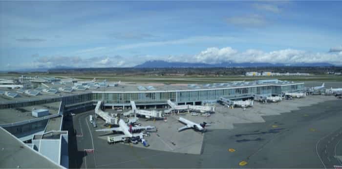  Delta and Air Canada airplanes getting ready for boarding at 鶹ýӳInternational Airport/Shutterstock