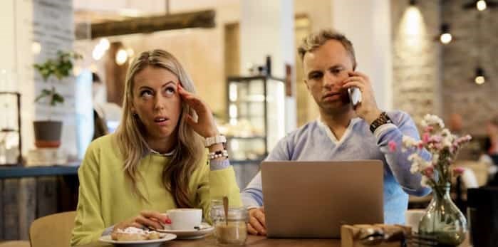  Rude cellphone dinner / Shutterstock