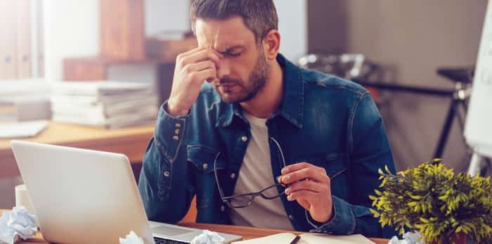  Stressed man at work / Shutterstock