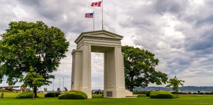  Peace Arch border crossing/Shutterstock