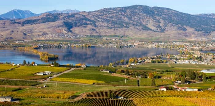  View of the small town of Osoyoos and Haynes Point Provincial Park on Okanagan Lake / Shutterstock