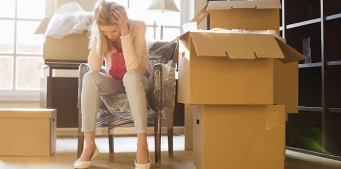  Woman frustrated while moving / Shutterstock