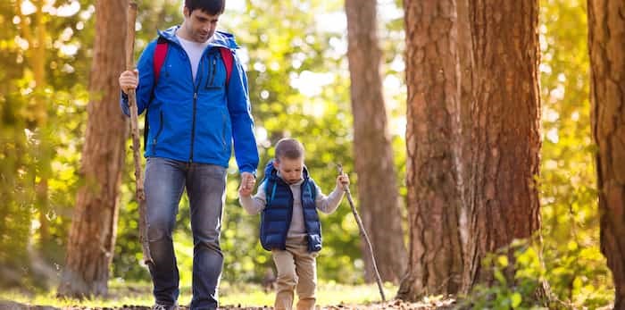  Photo: Father and son hiking / Shutterstock