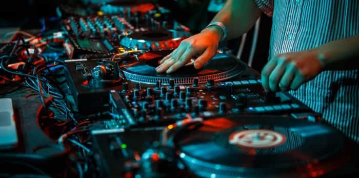  Photo: Party DJ scratches vinyl record / Shutterstock