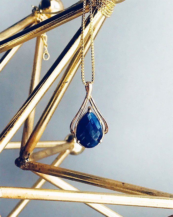  Sapphire pendant, Photo: Silver Street Jewellers