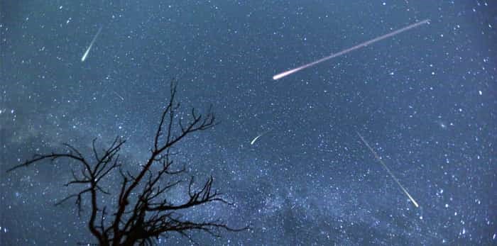  Photo: Meteor Shower / Shutterstock