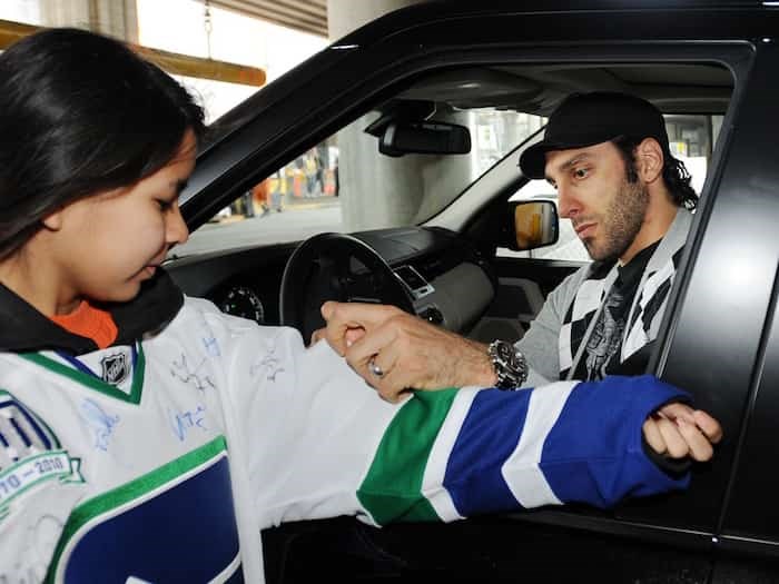  Autograph seekers Ray Jones(16) and his sister Naomi Jones(20) get autographs from Roberto Luongo and Christian Erhoff in May 2011. Photo: Dan Toulgoet