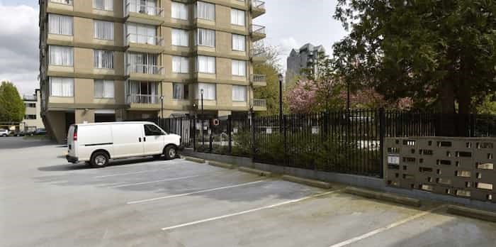  Apartment buildings in Metro 鶹ýӳcontinue to have empty parking spots. Photo: Dan Toulgoet