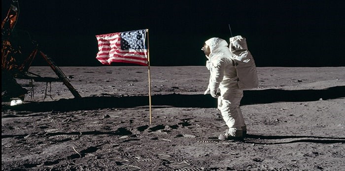  Aldrin salutes the deployed United States flag on the lunar surface. Photo: NASA / Neil A. Armstrong