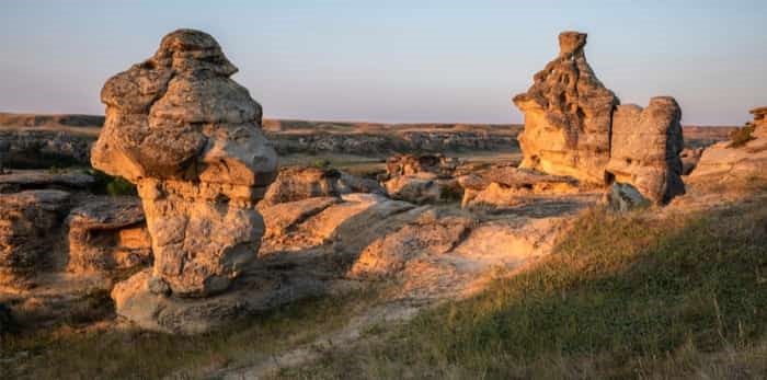  Photo: Writing on Stone Provincial Park at Dawn / Shutterstock