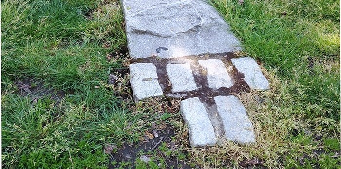  These granite markers positioned in three corners at the intersection of West 11th and Maple Street. Photo: Réjean Beaulieu