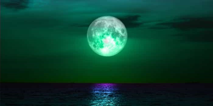 Photo: full sturgeon moon with filter / Shutterstock