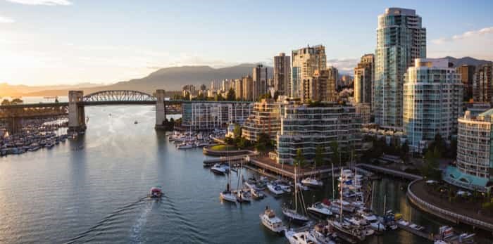  Photo: View of Downtown 鶹ýӳand Burrard Bridge at False Creek during sunny sunset. / Shutterstock
