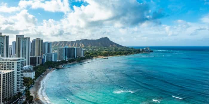  Photo: Waikiki Beach and Diamond Head Crater including the hotels and buildings in Waikiki, Honolulu, Oahu island, Hawaii. Waikiki Beach in the centre of Honolulu has the largest number of visitors in Hawaii / Shutterstock