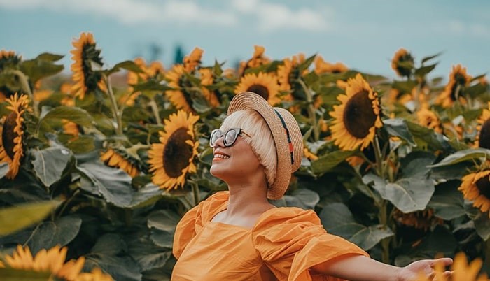  Lucy Yun / @beyunique enjoying the beautiful fields of flowers at the Chilliwack Sunflower Festival.