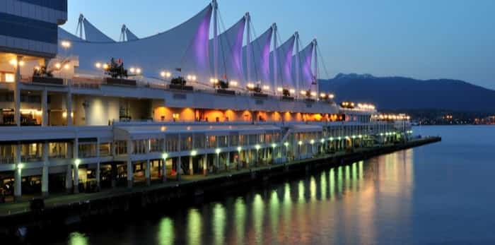  Photo: Canada Place at night / Shutterstock