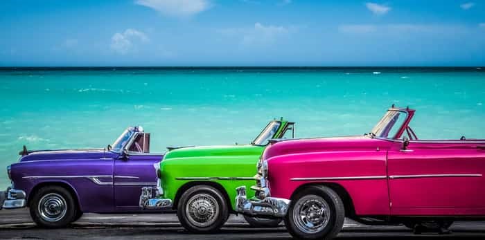  Photo: Havana, Cuba - July 05, 2015: HDR - Three colorfully Chevrolet Cabriolet classic cars parked before the Caribbean Sea on the Malecon in Havana Cuba - Serie Cuba Reportage / Shutterstock