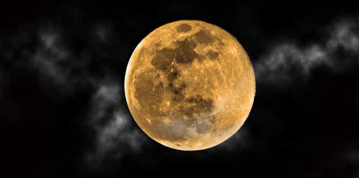  Photo: full Harvest Moon / Shutterstock