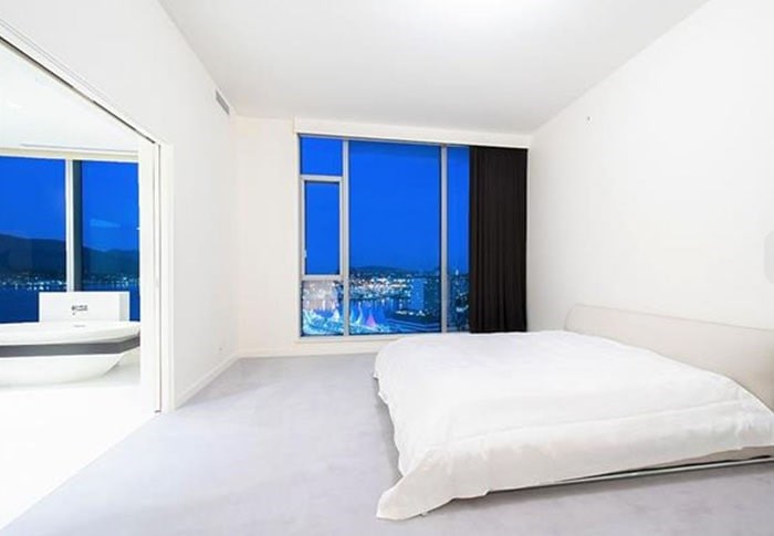  The staging may be a little underwhelming for a $38.8 million listing, but this east-side master bedroom has amazing views and an epic bathroom. Plus there's an identical sunset-facing master suite on the other side if you prefer. Listing agent: Juliana Jiao