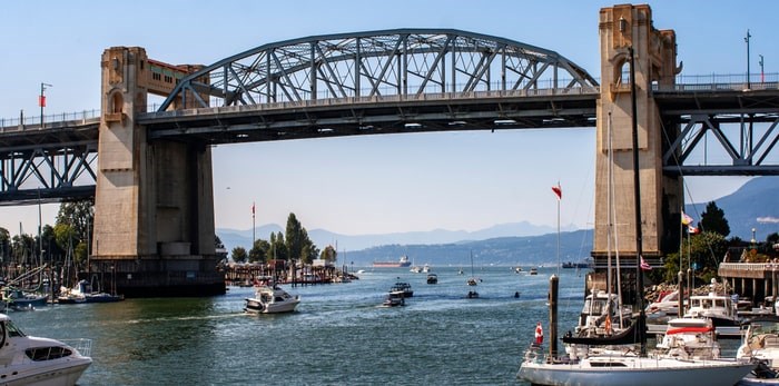  Burrard Bridge/Shutterstock