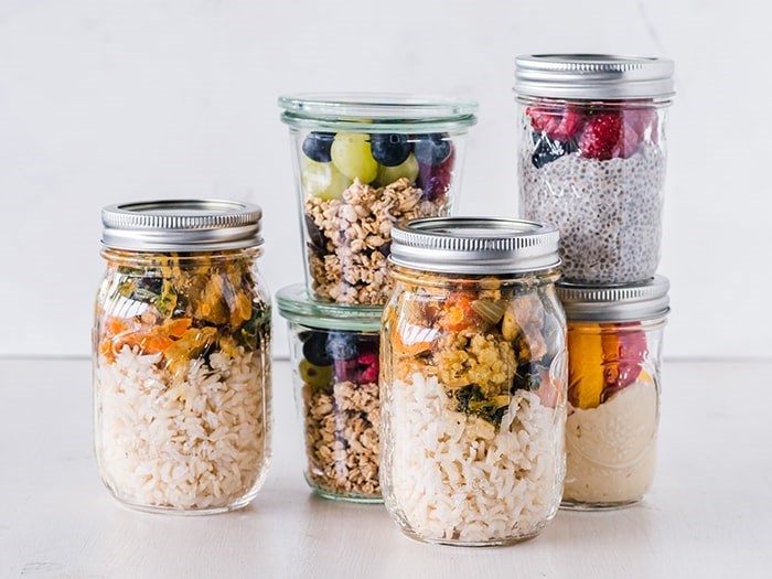  Learn how to make delicious mason jar salads. Photo: Unsplash / Ella Olsson