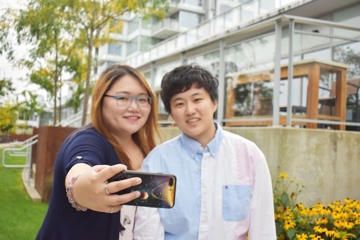  Vivian Li(left) and Zoe Wong hope to help Chinese immigrant community adapt to Canadian culture via videos. Photo by Nono Shen/Richmond News