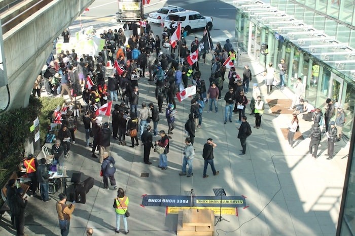  A number of pro-Hong Kong demonstrators rallied to set up a large Lennon Wall at Aberdeen Canada Line station Saturday afternoon. Photo by Valerie Leung 