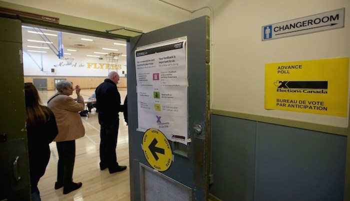  Advance voting for the federal election at Lansdowne Middle School in Victoria, B.C. on Oct. 11, 2019. Photo by Adrian Lam/Times Colonist