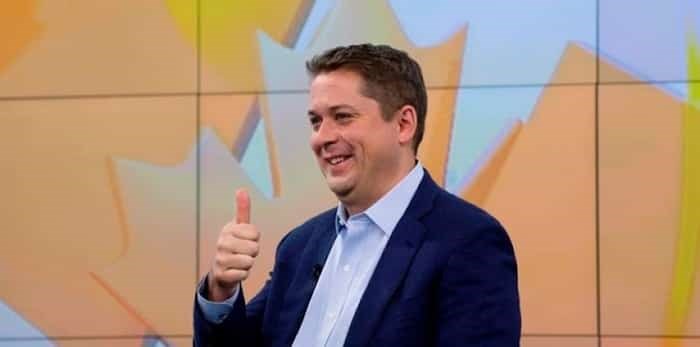  Conservative Leader Andrew Scheer gives a thumbs up to members of the public outside a television studio in Toronto, Thursday October 17, 2019. Photo: Canadian Press /Adrian Wyld