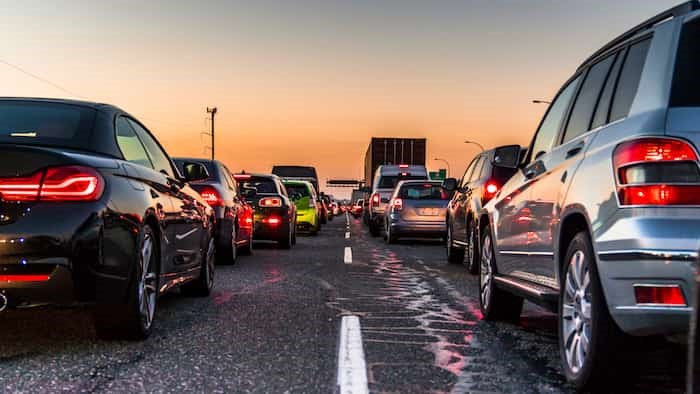  Photo: Vancouver, British Columbia - Canada. Traffic jam on a busy highway at rush hour. Cars in line, bumper to bumper, stuck in traffic at dusk on a clear sky night. / Shutterstock