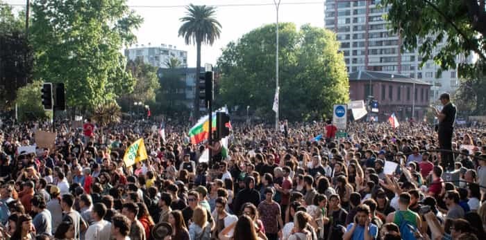  Photo: Santiago, Chile. October 20th 2019. As a new curfew has been issued by the military, people are gathering in practically every park or square in the city to peacefully protest against neoliberalism. / Shutterstock