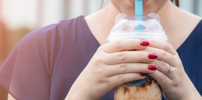  Vancouver's bubble tea businesses will have an extra year to figure out how to tackle the plastic straw ban. Photo: Drinking bubble tea/Shutterstock